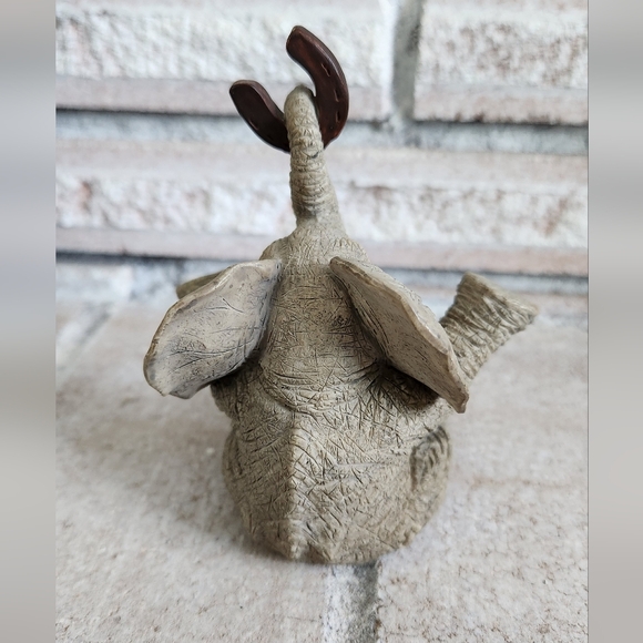 Elephant with horseshoe - Picture 3 of 8